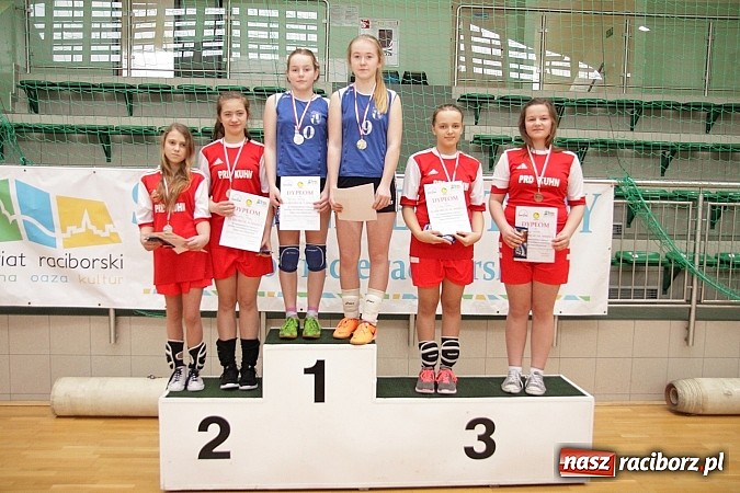Zdjęcie w galerii na portalu naszraciborz.pl: Żeńskie dw&oacute;jki rywalizowały w Arenie Rafako wiadomości z regionu