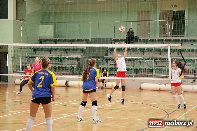 Zdjęcie w galerii na portalu naszraciborz.pl: Żeńskie dw&oacute;jki rywalizowały w Arenie Rafako wiadomości z regionu