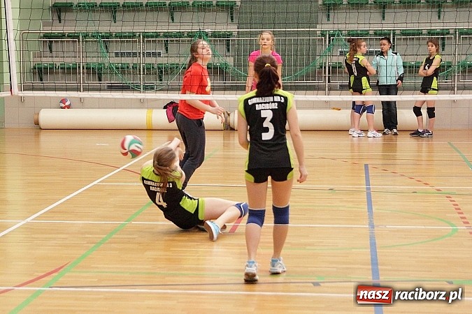 Zdjęcie w galerii na portalu naszraciborz.pl: Żeńskie dw&oacute;jki rywalizowały w Arenie Rafako wiadomości z regionu