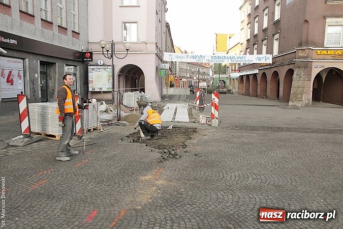 Zdjęcie w galerii na portalu naszraciborz.pl: Rynek przyjazny dla wysokich obcasów. Powstaje chodnik dla pań wiadomości z regionu