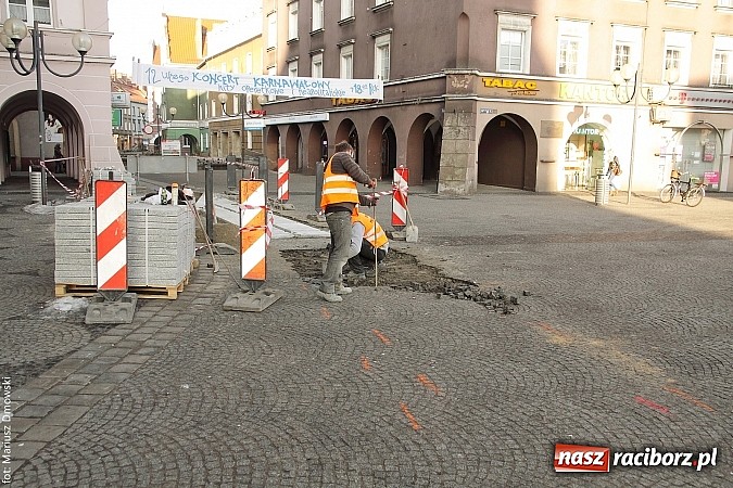 Zdjęcie w galerii na portalu naszraciborz.pl: Rynek przyjazny dla wysokich obcasów. Powstaje chodnik dla pań wiadomości z regionu