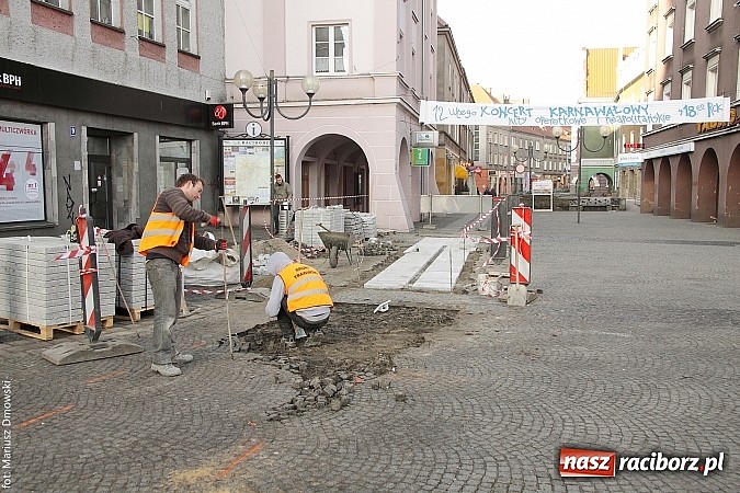 Zdjęcie w galerii na portalu naszraciborz.pl: Rynek przyjazny dla wysokich obcasów. Powstaje chodnik dla pań wiadomości z regionu