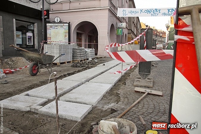 Zdjęcie w galerii na portalu naszraciborz.pl: Rynek przyjazny dla wysokich obcasów. Powstaje chodnik dla pań wiadomości z regionu