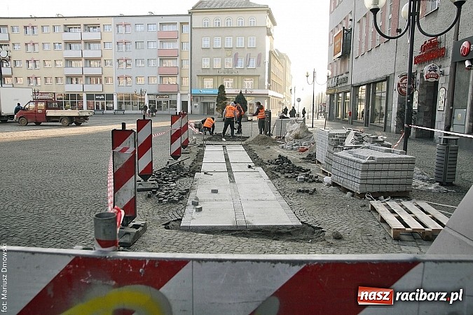 Zdjęcie w galerii na portalu naszraciborz.pl: Rynek przyjazny dla wysokich obcasów. Powstaje chodnik dla pań wiadomości z regionu