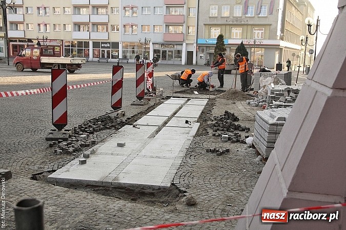 Zdjęcie w galerii na portalu naszraciborz.pl: Rynek przyjazny dla wysokich obcasów. Powstaje chodnik dla pań wiadomości z regionu