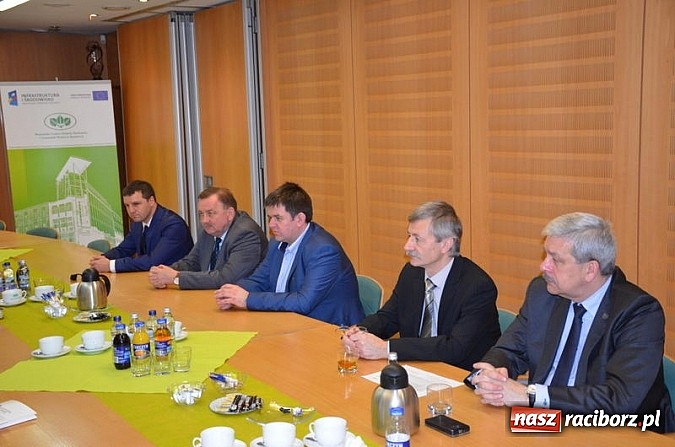 Zdjęcie w galerii na portalu naszraciborz.pl: Wręczenie potwierdzeń dofinansowania beneficjentom z Porąbki, Tarnowskich G&oacute;r i Sosnowca wiadomości z regionu