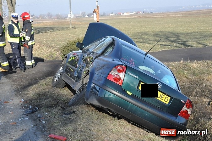 Zdjęcie w galerii na portalu naszraciborz.pl: Zderzenie passata i mercedesa na trasie Sudół-Bojanów. VW na angielskich blachach podróżowała rodzina Romów wiadomości z regionu
