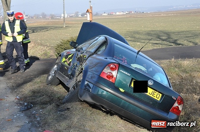 Zdjęcie w galerii na portalu naszraciborz.pl: Zderzenie passata i mercedesa na trasie Sudół-Bojanów. VW na angielskich blachach podróżowała rodzina Romów wiadomości z regionu