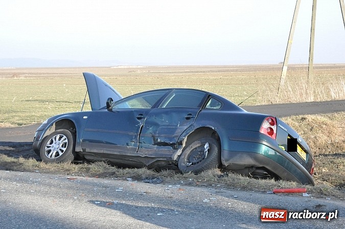 Zdjęcie w galerii na portalu naszraciborz.pl: Zderzenie passata i mercedesa na trasie Sudół-Bojanów. VW na angielskich blachach podróżowała rodzina Romów wiadomości z regionu