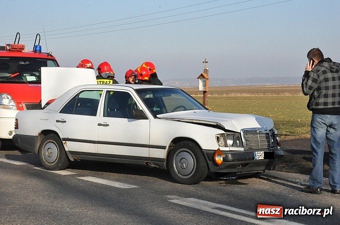 Zdjęcie w galerii na portalu naszraciborz.pl: Zderzenie passata i mercedesa na trasie Sudół-Bojanów. VW na angielskich blachach podróżowała rodzina Romów wiadomości z regionu
