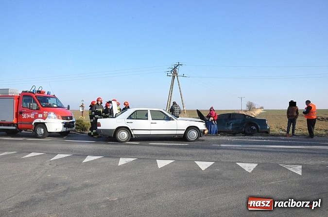 Zdjęcie w galerii na portalu naszraciborz.pl: Zderzenie passata i mercedesa na trasie Sudół-Bojanów. VW na angielskich blachach podróżowała rodzina Romów wiadomości z regionu