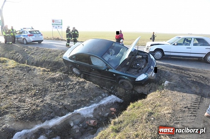 Zdjęcie w galerii na portalu naszraciborz.pl: Zderzenie passata i mercedesa na trasie Sudół-Bojanów. VW na angielskich blachach podróżowała rodzina Romów wiadomości z regionu