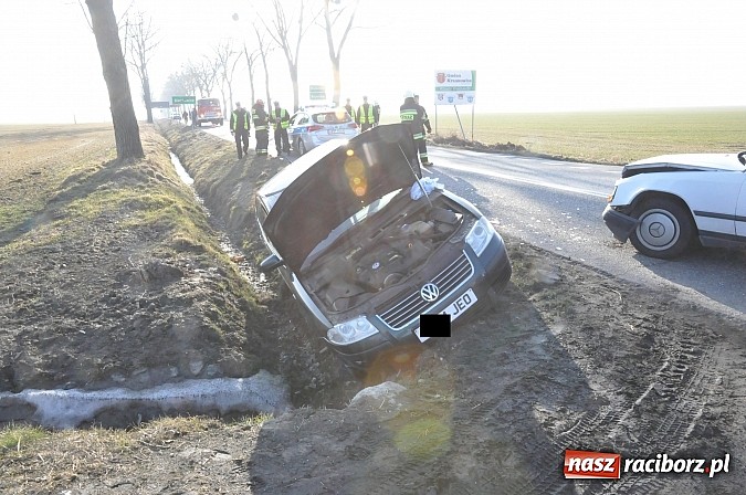 Zdjęcie w galerii na portalu naszraciborz.pl: Zderzenie passata i mercedesa na trasie Sudół-Bojanów. VW na angielskich blachach podróżowała rodzina Romów wiadomości z regionu