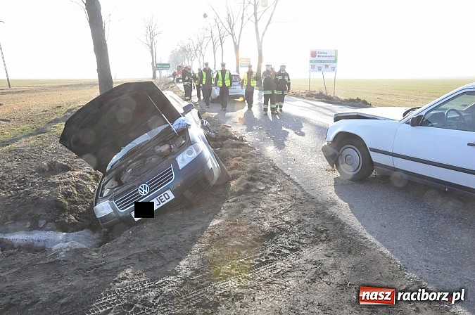 Zdjęcie w galerii na portalu naszraciborz.pl: Zderzenie passata i mercedesa na trasie Sudół-Bojanów. VW na angielskich blachach podróżowała rodzina Romów wiadomości z regionu