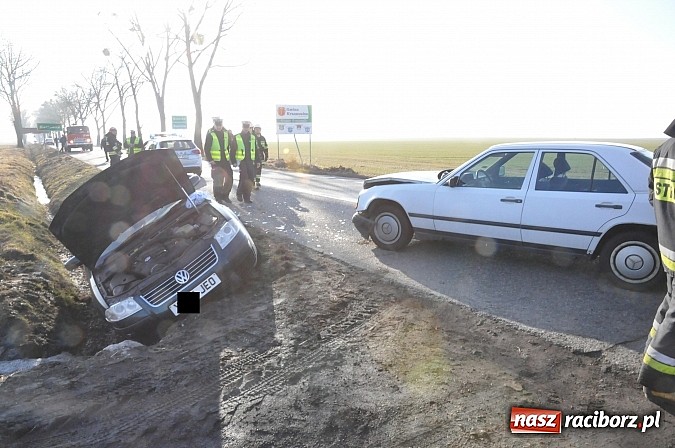 Zdjęcie w galerii na portalu naszraciborz.pl: Zderzenie passata i mercedesa na trasie Sudół-Bojanów. VW na angielskich blachach podróżowała rodzina Romów wiadomości z regionu