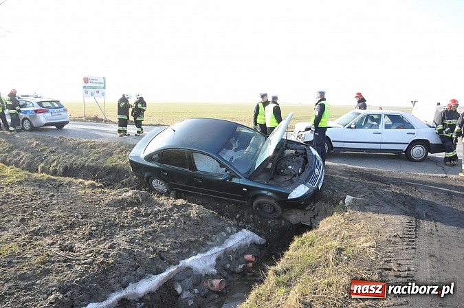 Zdjęcie w galerii na portalu naszraciborz.pl: Zderzenie passata i mercedesa na trasie Sudół-Bojanów. VW na angielskich blachach podróżowała rodzina Romów wiadomości z regionu