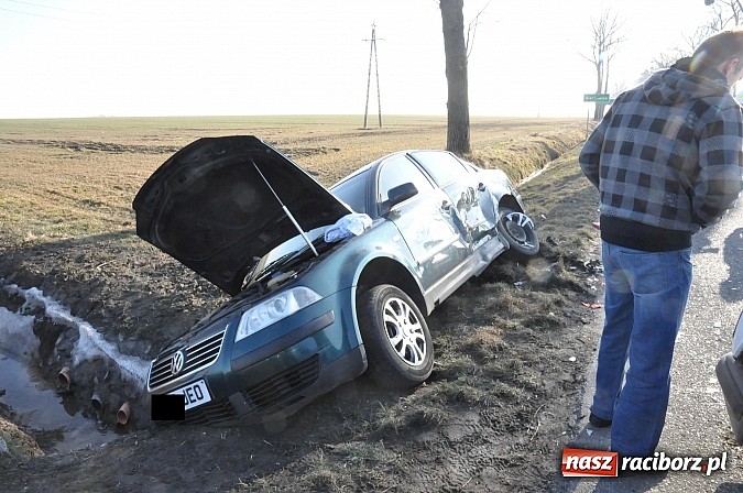 Zdjęcie w galerii na portalu naszraciborz.pl: Zderzenie passata i mercedesa na trasie Sudół-Bojanów. VW na angielskich blachach podróżowała rodzina Romów wiadomości z regionu