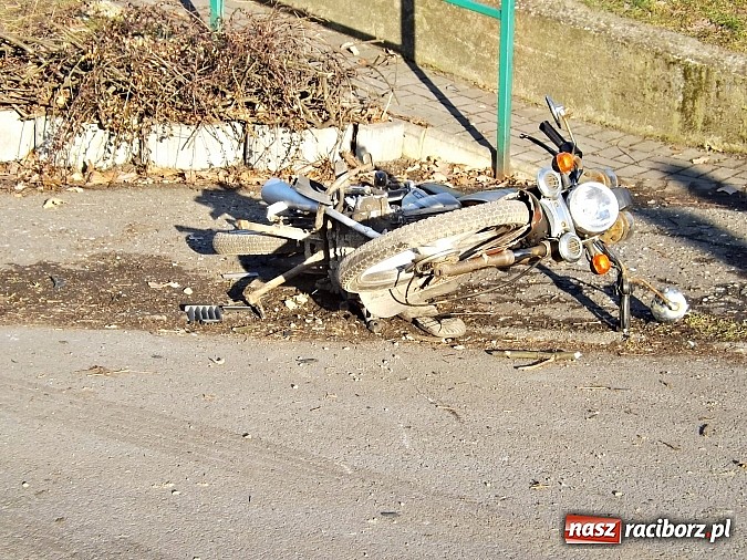 Zdjęcie w galerii na portalu naszraciborz.pl: Wjechała w motorower na pustej drodze wiadomości z regionu