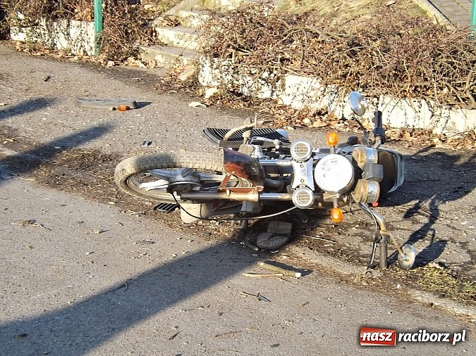 Zdjęcie w galerii na portalu naszraciborz.pl: Wjechała w motorower na pustej drodze wiadomości z regionu