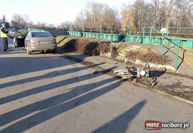 Zdjęcie w galerii na portalu naszraciborz.pl: Wjechała w motorower na pustej drodze wiadomości z regionu
