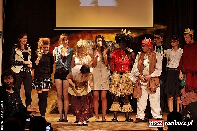 Zdjęcie w galerii na portalu naszraciborz.pl: Spóźnieni królowie na deskach MDK wiadomości z regionu