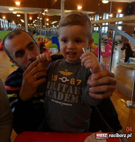 Zdjęcie w galerii na portalu naszraciborz.pl: O zmianie roli ojca, czyli tata w Fiku-miku  wiadomości z regionu