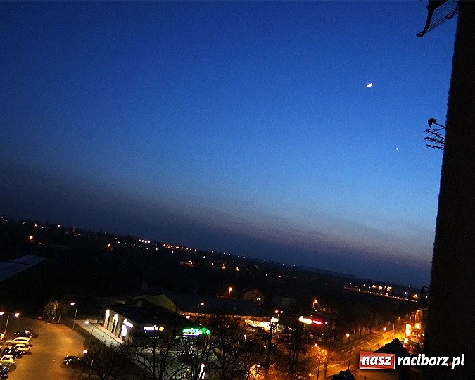 Zdjęcie w galerii na portalu naszraciborz.pl: Wychodzenie Księżyca z nowiu oraz koniunkcja Wenus i Marsa wiadomości z regionu