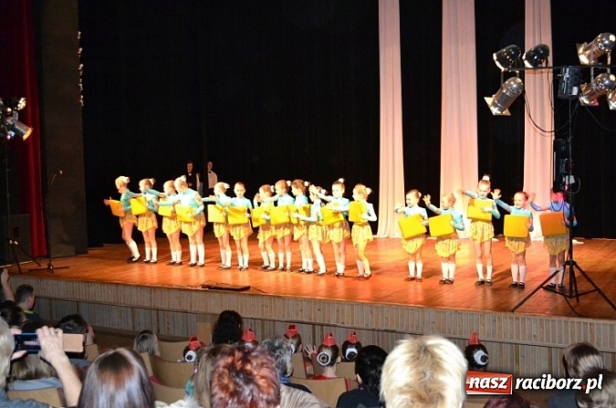 Zdjęcie w galerii na portalu naszraciborz.pl: Cha, cha - czyli Dzień Tańca w Kuźni Raciborskiej wiadomości z regionu