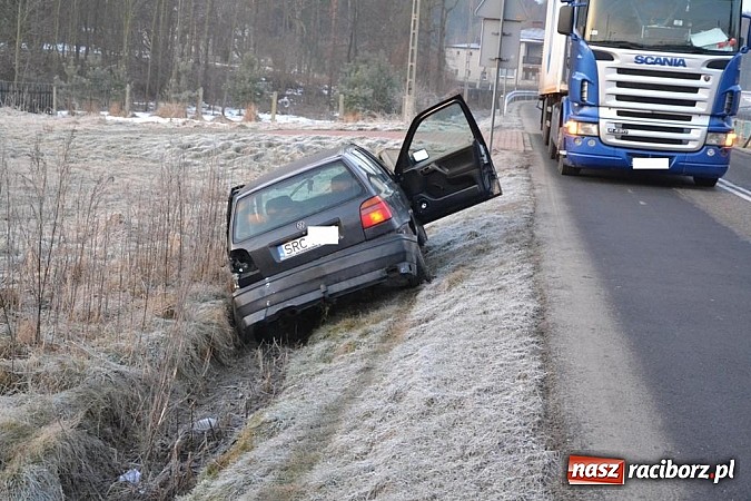 Zdjęcie w galerii na portalu naszraciborz.pl: W Jankowicach wpadł do rowu. Kierowca zasnął za kierownicą? wiadomości z regionu
