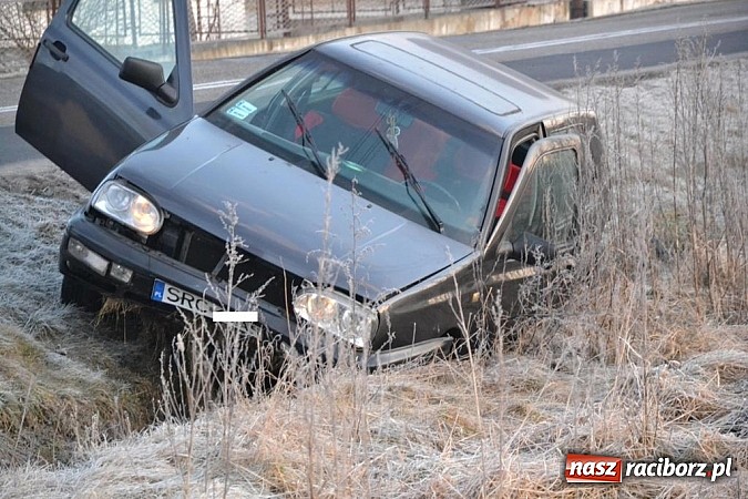 Zdjęcie w galerii na portalu naszraciborz.pl: W Jankowicach wpadł do rowu. Kierowca zasnął za kierownicą? wiadomości z regionu