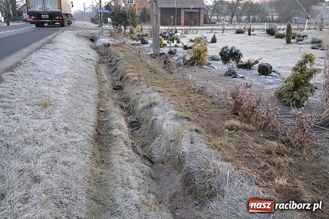 Zdjęcie w galerii na portalu naszraciborz.pl: W Jankowicach wpadł do rowu. Kierowca zasnął za kierownicą? wiadomości z regionu
