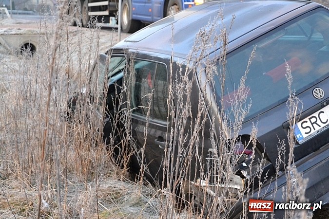 Zdjęcie w galerii na portalu naszraciborz.pl: W Jankowicach wpadł do rowu. Kierowca zasnął za kierownicą? wiadomości z regionu