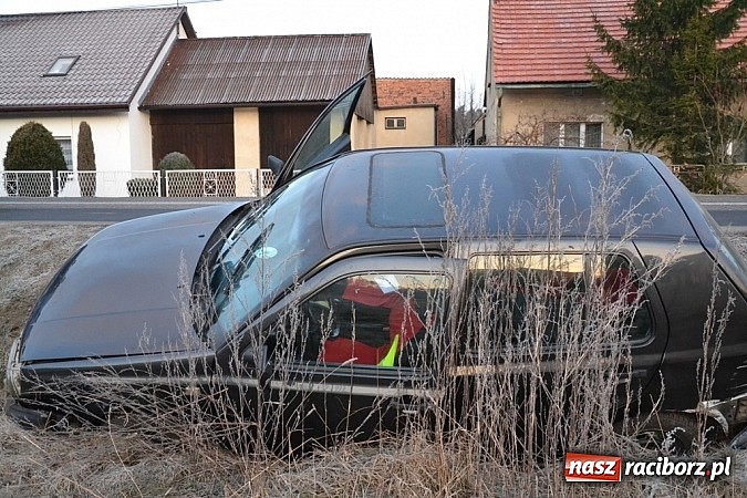 Zdjęcie w galerii na portalu naszraciborz.pl: W Jankowicach wpadł do rowu. Kierowca zasnął za kierownicą? wiadomości z regionu