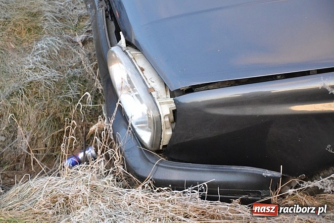 Zdjęcie w galerii na portalu naszraciborz.pl: W Jankowicach wpadł do rowu. Kierowca zasnął za kierownicą? wiadomości z regionu