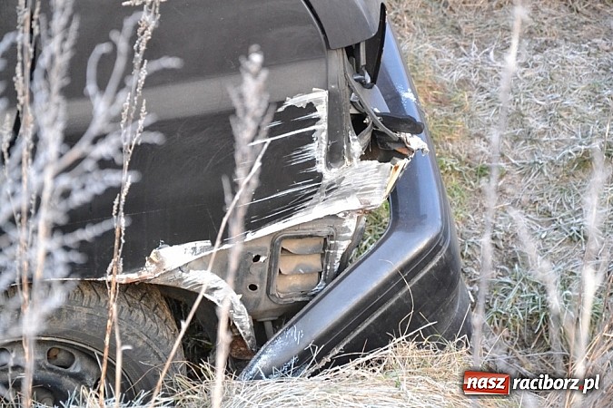 Zdjęcie w galerii na portalu naszraciborz.pl: W Jankowicach wpadł do rowu. Kierowca zasnął za kierownicą? wiadomości z regionu