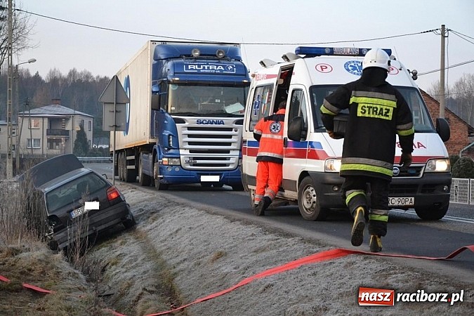 Zdjęcie w galerii na portalu naszraciborz.pl: W Jankowicach wpadł do rowu. Kierowca zasnął za kierownicą? wiadomości z regionu
