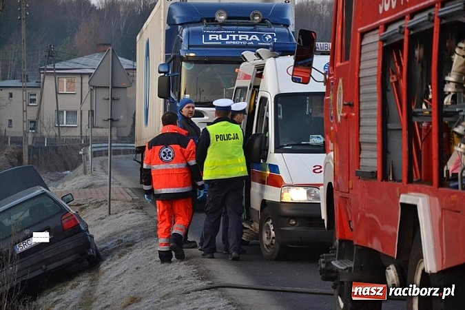 Zdjęcie w galerii na portalu naszraciborz.pl: W Jankowicach wpadł do rowu. Kierowca zasnął za kierownicą? wiadomości z regionu