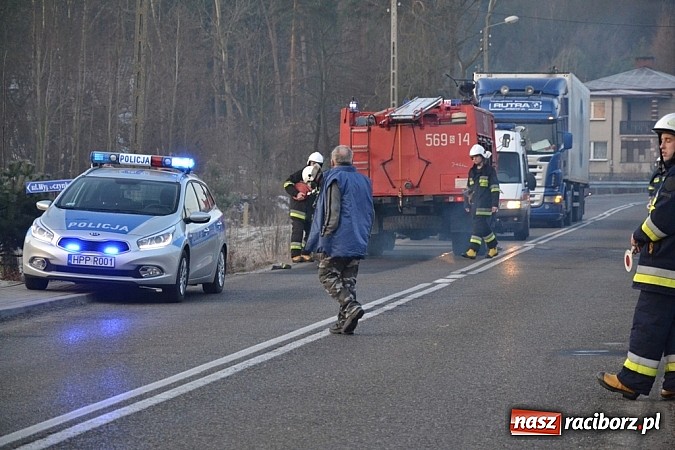 Zdjęcie w galerii na portalu naszraciborz.pl: W Jankowicach wpadł do rowu. Kierowca zasnął za kierownicą? wiadomości z regionu