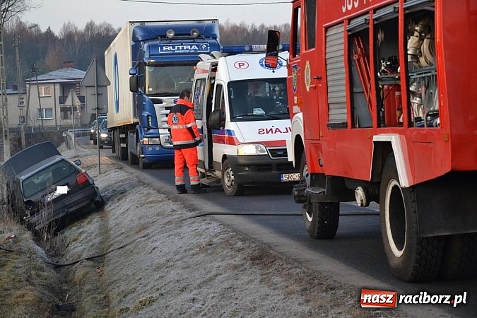 Zdjęcie w galerii na portalu naszraciborz.pl: W Jankowicach wpadł do rowu. Kierowca zasnął za kierownicą? wiadomości z regionu