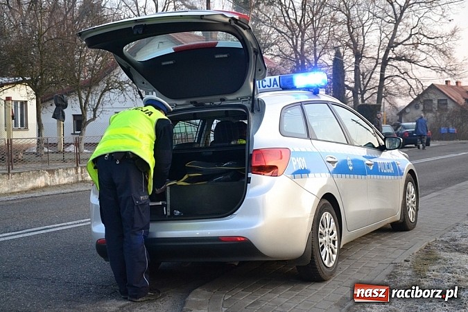 Zdjęcie w galerii na portalu naszraciborz.pl: W Jankowicach wpadł do rowu. Kierowca zasnął za kierownicą? wiadomości z regionu