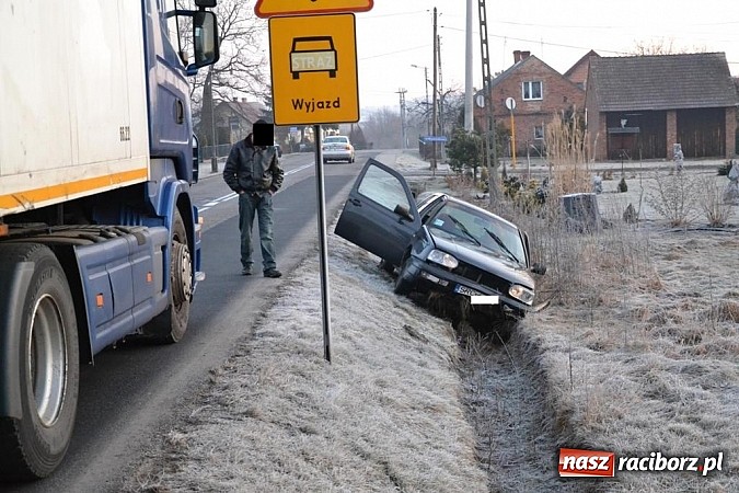 Zdjęcie w galerii na portalu naszraciborz.pl: W Jankowicach wpadł do rowu. Kierowca zasnął za kierownicą? wiadomości z regionu