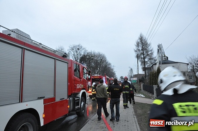 Zdjęcie w galerii na portalu naszraciborz.pl: Strażacy z powiatu raciborskiego i wodzisławskiego zjechali do akcji gaszenia pożaru poddasza wiadomości z regionu