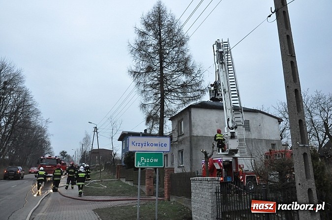 Zdjęcie w galerii na portalu naszraciborz.pl: Strażacy z powiatu raciborskiego i wodzisławskiego zjechali do akcji gaszenia pożaru poddasza wiadomości z regionu
