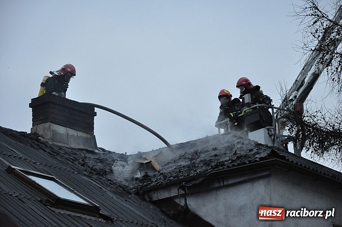 Zdjęcie w galerii na portalu naszraciborz.pl: Strażacy z powiatu raciborskiego i wodzisławskiego zjechali do akcji gaszenia pożaru poddasza wiadomości z regionu