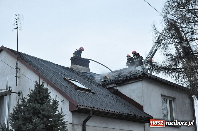 Zdjęcie w galerii na portalu naszraciborz.pl: Strażacy z powiatu raciborskiego i wodzisławskiego zjechali do akcji gaszenia pożaru poddasza wiadomości z regionu