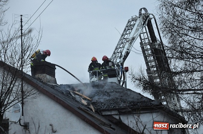 Zdjęcie w galerii na portalu naszraciborz.pl: Strażacy z powiatu raciborskiego i wodzisławskiego zjechali do akcji gaszenia pożaru poddasza wiadomości z regionu