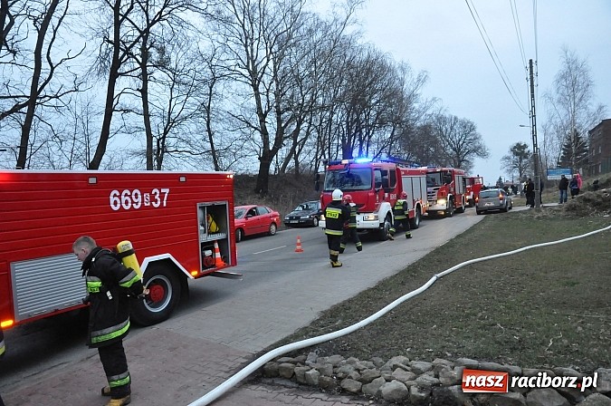 Zdjęcie w galerii na portalu naszraciborz.pl: Strażacy z powiatu raciborskiego i wodzisławskiego zjechali do akcji gaszenia pożaru poddasza wiadomości z regionu