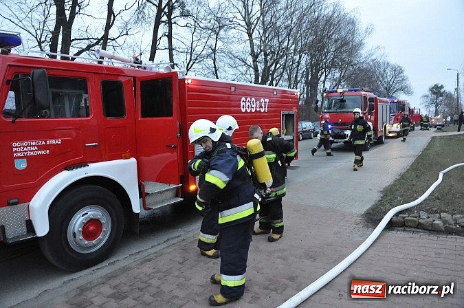 Zdjęcie w galerii na portalu naszraciborz.pl: Strażacy z powiatu raciborskiego i wodzisławskiego zjechali do akcji gaszenia pożaru poddasza wiadomości z regionu