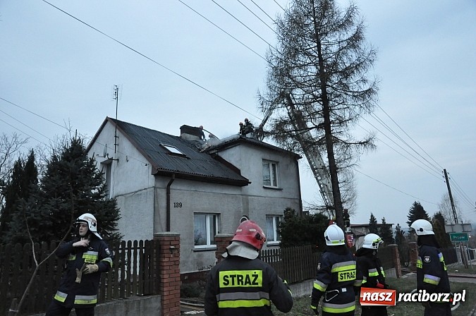 Zdjęcie w galerii na portalu naszraciborz.pl: Strażacy z powiatu raciborskiego i wodzisławskiego zjechali do akcji gaszenia pożaru poddasza wiadomości z regionu