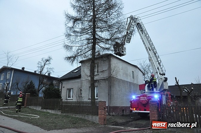 Zdjęcie w galerii na portalu naszraciborz.pl: Strażacy z powiatu raciborskiego i wodzisławskiego zjechali do akcji gaszenia pożaru poddasza wiadomości z regionu